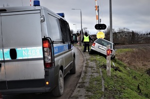 policjanci podczas pracy przy zdarzeniu drogowym z pijanym mężczyzną