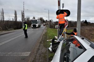 policjanci podczas pracy przy zdarzeniu drogowym z pijanym mężczyzną