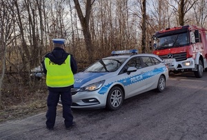 policjanci pracują na miejscu wypadku