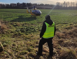 policjanci pracują na miejscu wypadku