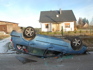 policjanci pracują na miejscu wypadku