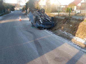 policjanci pracują na miejscu wypadku