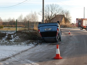 policjanci pracują na miejscu wypadku