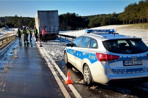 policjanci pracują na miejscu wypadku