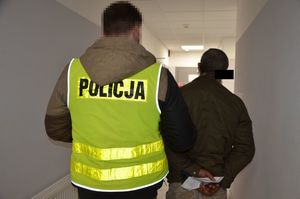 policjant prowadzi mężczyznę