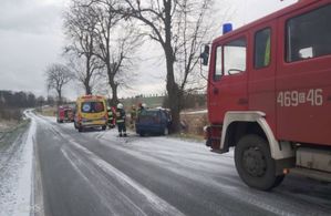 policjanci pracują na miejscu kolizji drogowych