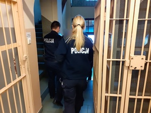 policjantka wprowadza do celi zatrzymaną