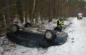 policjanci pracują na miejscu wypadku