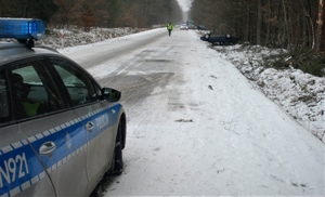 policjanci pracują na miejscu wypadku