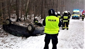 policjanci pracują na miejscu wypadku