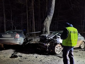 policjant na miejscu wypadku przy rozbitym aucie