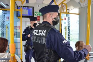 Policjanci kontrolują obostrzenia