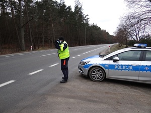 policjant mierzy prędkość