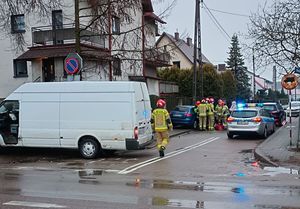 policjanci pracują na miejscu kolizji drogowej