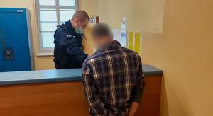 policjanci stoją przy rozbitym samochodzie