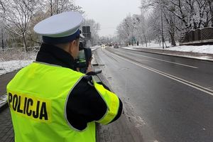 policjant kontroluje prędkość