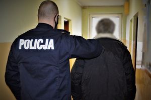 Policjant prowadzi zatrzymanego