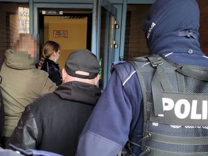 policjanci z zatrzymanym mężczyzną