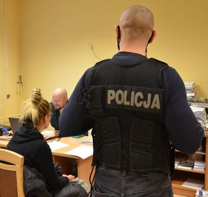 policjanci zatrzymanymi i zabezpieczone przedmioty