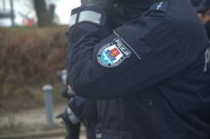 policjant podczas akcji poszukiwawczej