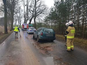 policjanci na miejscu zdarzenia z nietrzeźwym kierującym