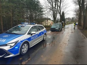 policjanci na miejscu zdarzenia z nietrzeźwym kierującym