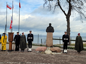 Uroczyste obchody 102. rocznicy Zaślubin Polski z Morzem. W ceremonii wziął udział  Komendant Wojewódzki Policji w Gdańsku nadinsp. Andrzej Łapiński.