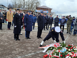 Uroczyste obchody 102. rocznicy Zaślubin Polski z Morzem. W ceremonii wziął udział  Komendant Wojewódzki Policji w Gdańsku nadinsp. Andrzej Łapiński.