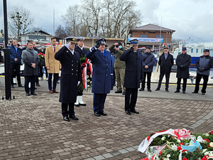 Uroczyste obchody 102. rocznicy Zaślubin Polski z Morzem. W ceremonii wziął udział  Komendant Wojewódzki Policji w Gdańsku nadinsp. Andrzej Łapiński.