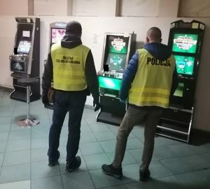 policjanci i zabezpieczone automaty