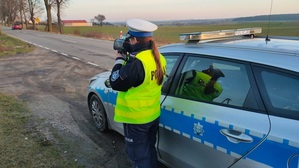 policjantka mierzy prędkość