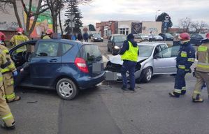 policjanci pracują na miejscu kolizji drogowej