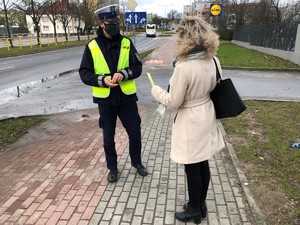 Policjant rozdaje odblaski