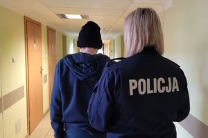 policjantka prowadzi zatrzymanego