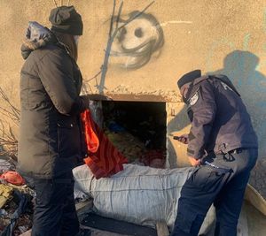 policjanci sprawdzają miejsca przebywania osób bezdomnych