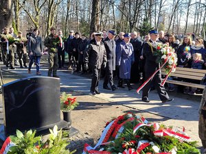 Zastępca Komendanta Wojewódzkiego Policji w Gdańsku insp. Robert Sudenis złożył dzisiaj wiązanki kwiatów z okazji Narodowego Dnia Pamięci Żołnierzy Wyklętych.  Obchody zorganizował Instytut Pamięci Narodowej w Gdańsku.