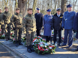 Zastępca Komendanta Wojewódzkiego Policji w Gdańsku insp. Robert Sudenis złożył dzisiaj wiązanki kwiatów z okazji Narodowego Dnia Pamięci Żołnierzy Wyklętych.  Obchody zorganizował Instytut Pamięci Narodowej w Gdańsku.