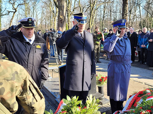 Zastępca Komendanta Wojewódzkiego Policji w Gdańsku insp. Robert Sudenis złożył dzisiaj wiązanki kwiatów z okazji Narodowego Dnia Pamięci Żołnierzy Wyklętych.  Obchody zorganizował Instytut Pamięci Narodowej w Gdańsku.