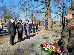 Zastępca Komendanta Wojewódzkiego Policji w Gdańsku insp. Robert Sudenis złożył dzisiaj wiązanki kwiatów z okazji Narodowego Dnia Pamięci Żołnierzy Wyklętych.  Obchody zorganizował Instytut Pamięci Narodowej w Gdańsku.