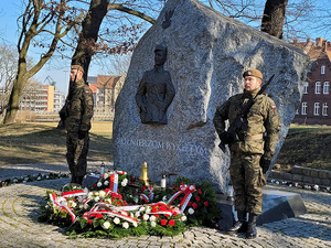 Zastępca Komendanta Wojewódzkiego Policji w Gdańsku insp. Robert Sudenis złożył dzisiaj wiązanki kwiatów z okazji Narodowego Dnia Pamięci Żołnierzy Wyklętych.  Obchody zorganizował Instytut Pamięci Narodowej w Gdańsku.