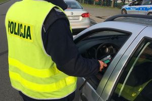 policjant podczas kontroli drogowej