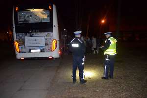 policjanci eskortują dzieci z Ukrainy