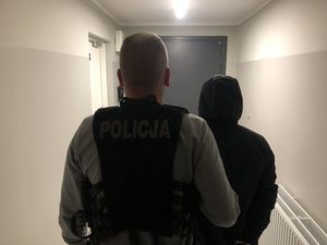 policjanci prowadzą zatrzymanych