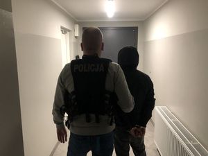 policjanci prowadzą zatrzymanych