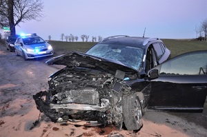 policjanci pracują na miejscu wypadku