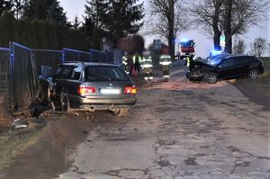 policjanci pracują na miejscu wypadku