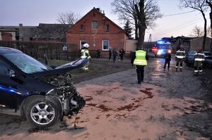 policjanci pracują na miejscu wypadku