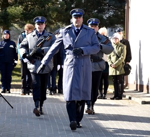 policjanci biorą udział w uroczystości