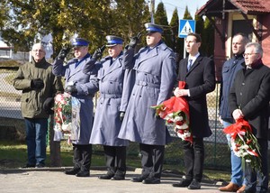 policjanci biorą udział w uroczystości