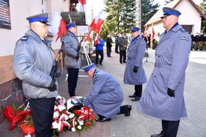 policjanci biorą udział w uroczystości